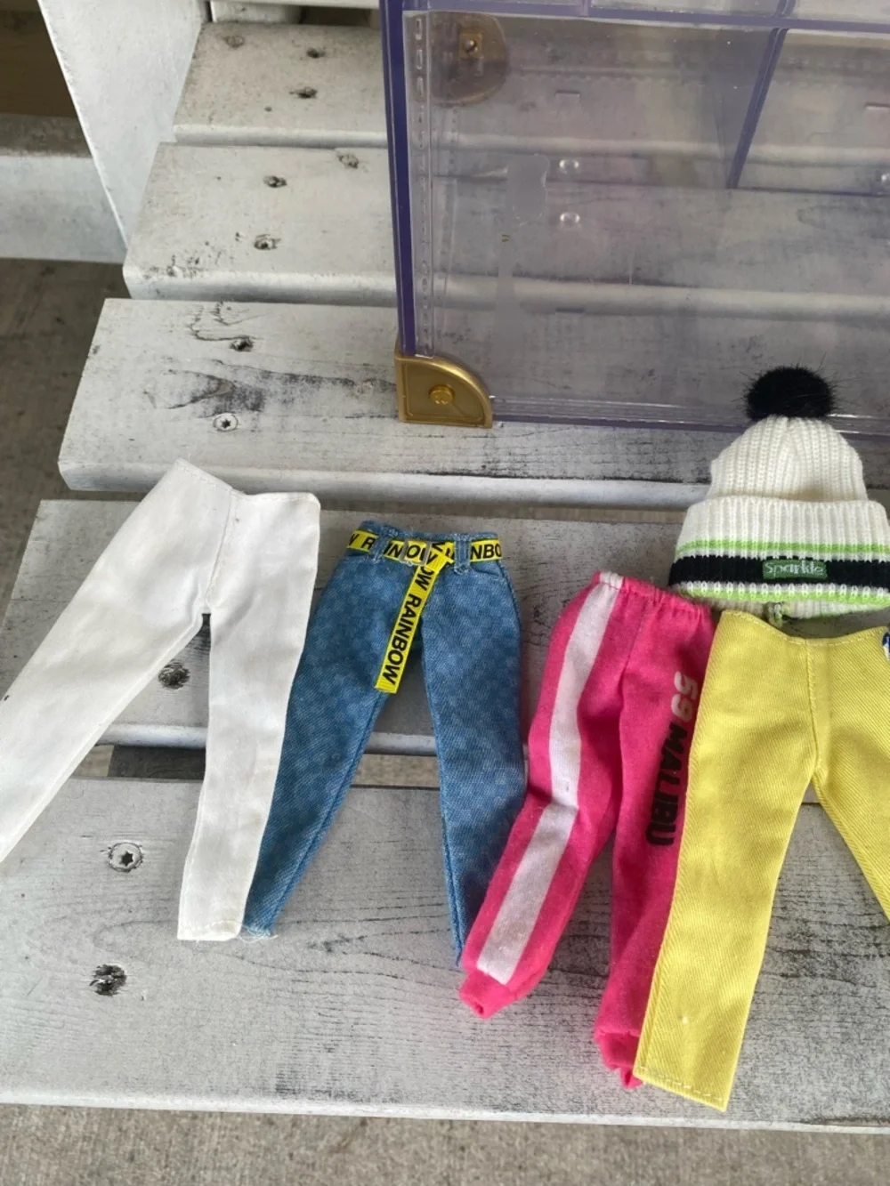 Rainbow High Deluxe Fashion Closet Clear Gold Acrylic Trunk 12 Clothing Pieces